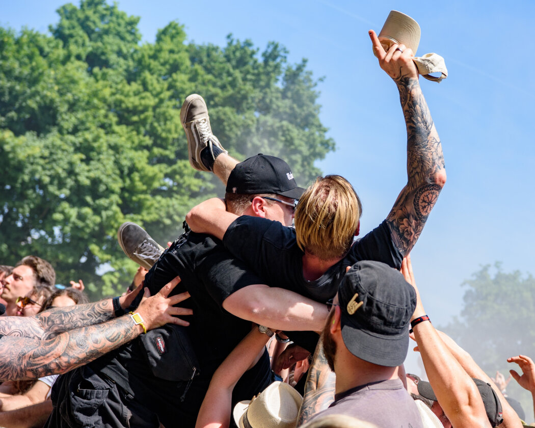 Strahlender Sonnenschein und 70.000 Parkrocker:innen feiern eine heiße Party mit Evanescence, Tenacious D, Kings Of Leon u.v.a. – Hold me!