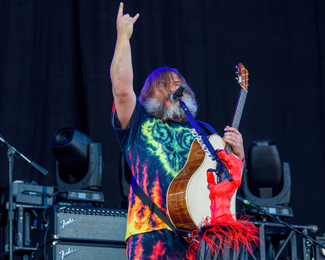 Strahlender Sonnenschein und 70.000 Parkrocker:innen feiern eine heiße Party mit Evanescence, Tenacious D, Kings Of Leon u.v.a. – Jack Black.