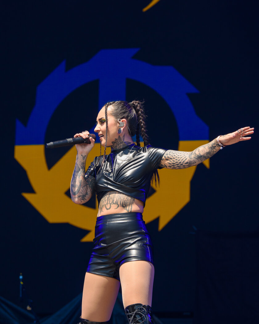 Strahlender Sonnenschein und 70.000 Parkrocker:innen feiern eine heiße Party mit Evanescence, Tenacious D, Kings Of Leon u.v.a. – Jinjer.