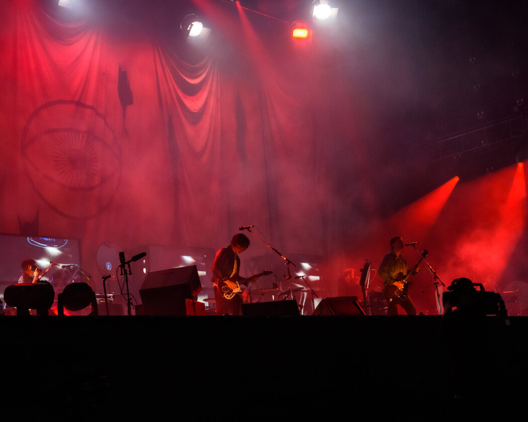 Strahlender Sonnenschein und 70.000 Parkrocker:innen feiern eine heiße Party mit Evanescence, Tenacious D, Kings Of Leon u.v.a. – Kings Of Leon.