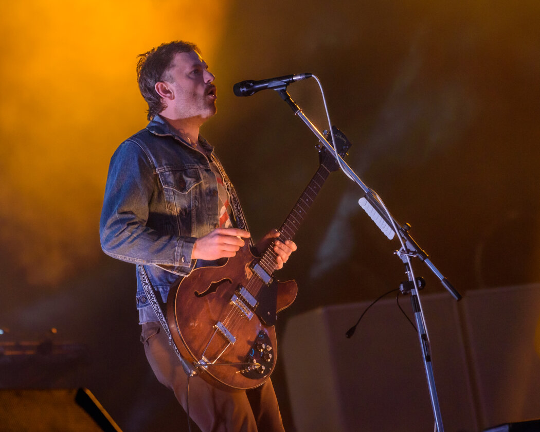 Strahlender Sonnenschein und 70.000 Parkrocker:innen feiern eine heiße Party mit Evanescence, Tenacious D, Kings Of Leon u.v.a. – Kings Of Leon.