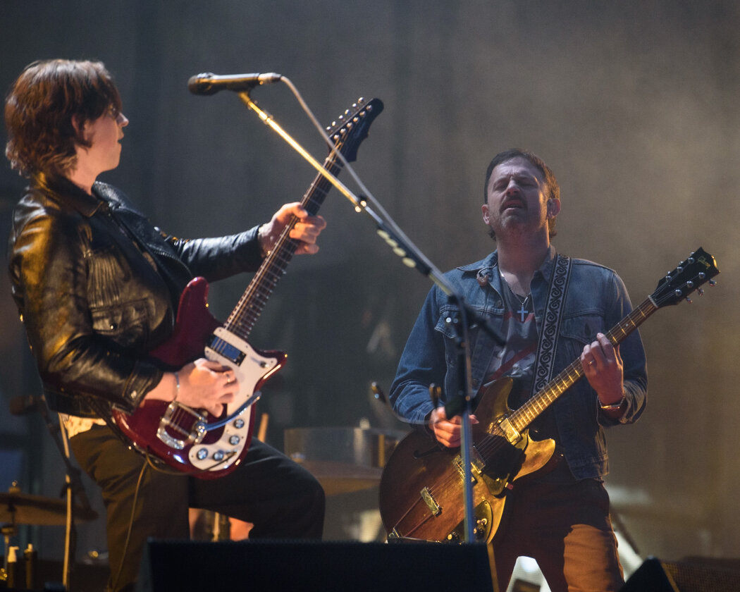 Strahlender Sonnenschein und 70.000 Parkrocker:innen feiern eine heiße Party mit Evanescence, Tenacious D, Kings Of Leon u.v.a. – Kings Of Leon.