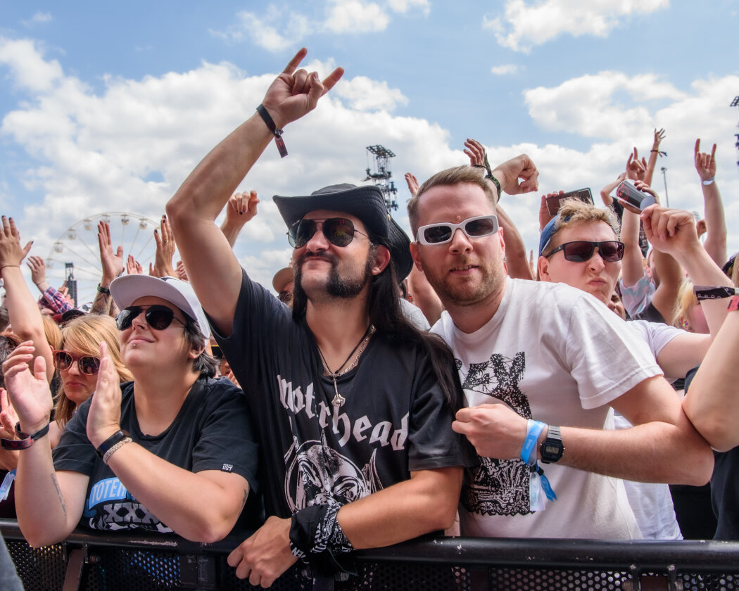 Strahlender Sonnenschein und 70.000 Parkrocker:innen feiern eine heiße Party mit Evanescence, Tenacious D, Kings Of Leon u.v.a. – Lemmy!