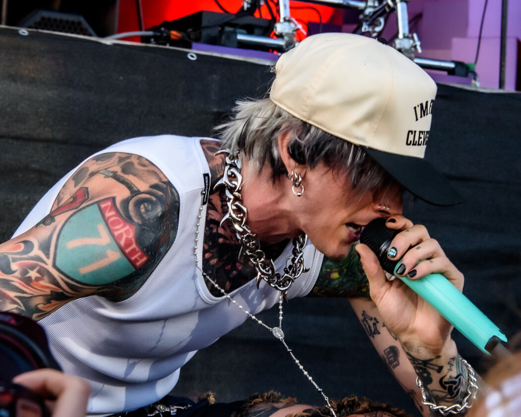 Strahlender Sonnenschein und 70.000 Parkrocker:innen feiern eine heiße Party mit Evanescence, Tenacious D, Kings Of Leon u.v.a. – Machine Gun Kelly.