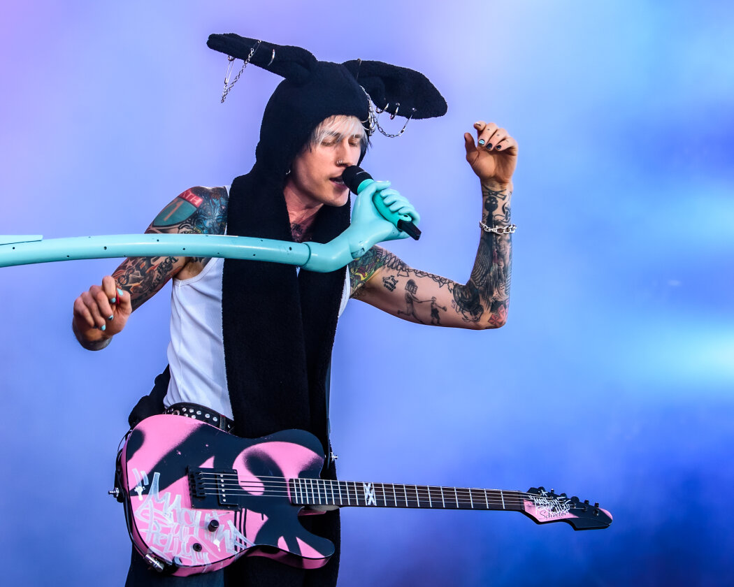 Strahlender Sonnenschein und 70.000 Parkrocker:innen feiern eine heiße Party mit Evanescence, Tenacious D, Kings Of Leon u.v.a. – Machine Gun Kelly.