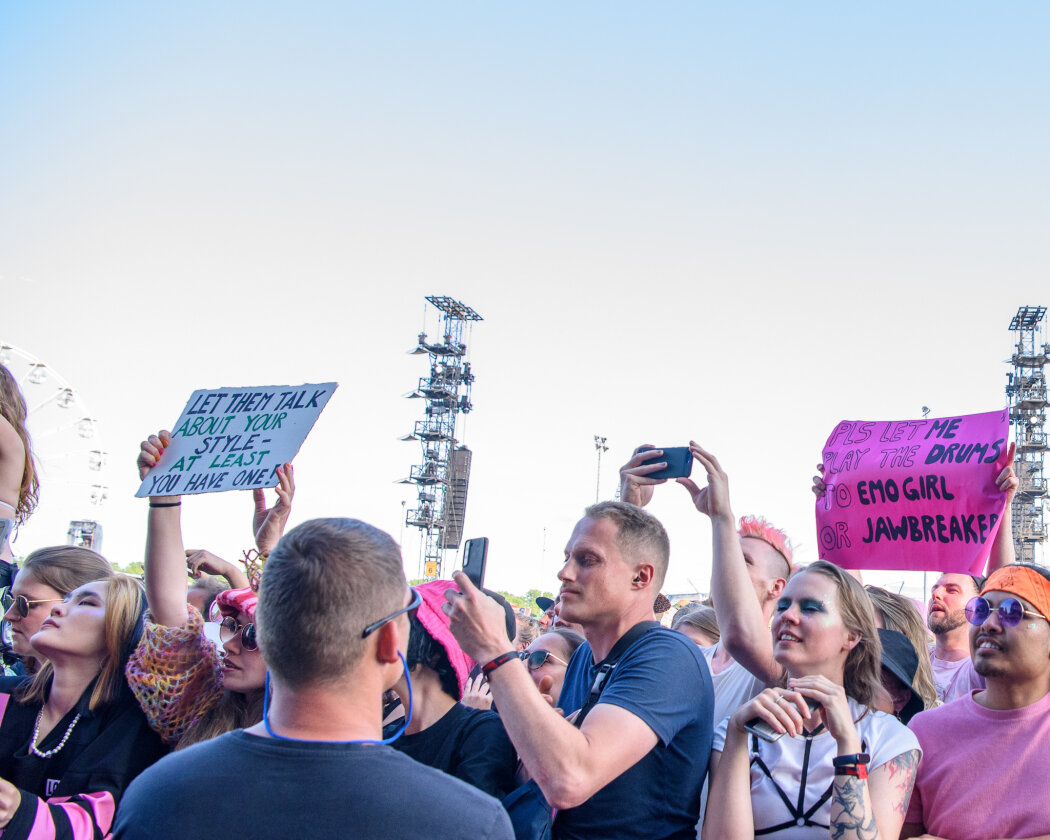 Strahlender Sonnenschein und 70.000 Parkrocker:innen feiern eine heiße Party mit Evanescence, Tenacious D, Kings Of Leon u.v.a. – Machine Gun Kelly-Fans.