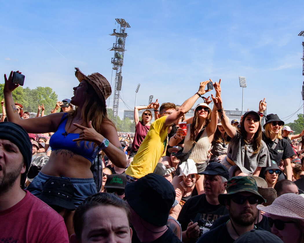 Strahlender Sonnenschein und 70.000 Parkrocker:innen feiern eine heiße Party mit Evanescence, Tenacious D, Kings Of Leon u.v.a. – Noch mehr Glückliche.