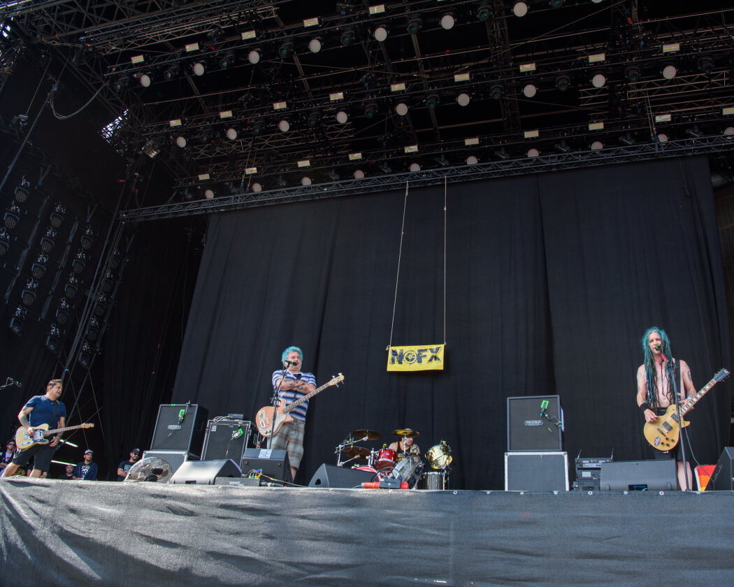 Strahlender Sonnenschein und 70.000 Parkrocker:innen feiern eine heiße Party mit Evanescence, Tenacious D, Kings Of Leon u.v.a. – NoFX.