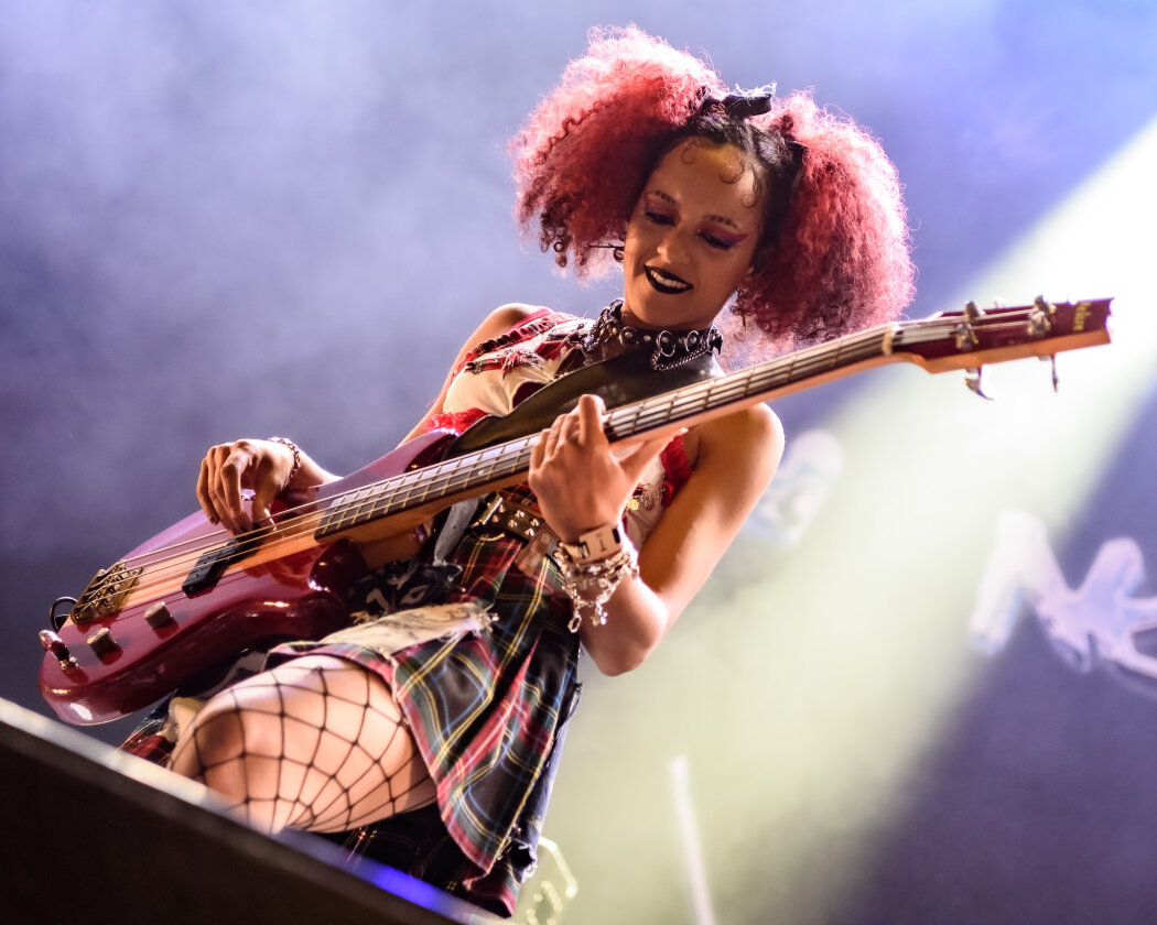 Strahlender Sonnenschein und 70.000 Parkrocker:innen feiern eine heiße Party mit Evanescence, Tenacious D, Kings Of Leon u.v.a. – Nova Twins.