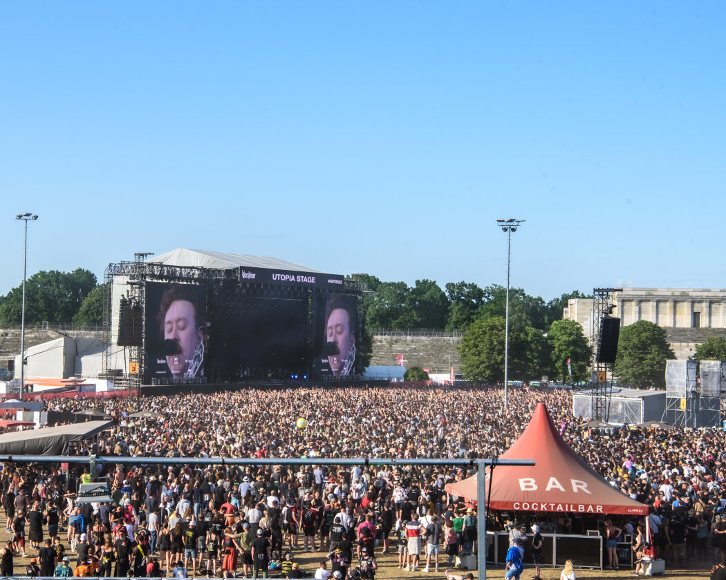 Strahlender Sonnenschein und 70.000 Parkrocker:innen feiern eine heiße Party mit Evanescence, Tenacious D, Kings Of Leon u.v.a. – Von oben.