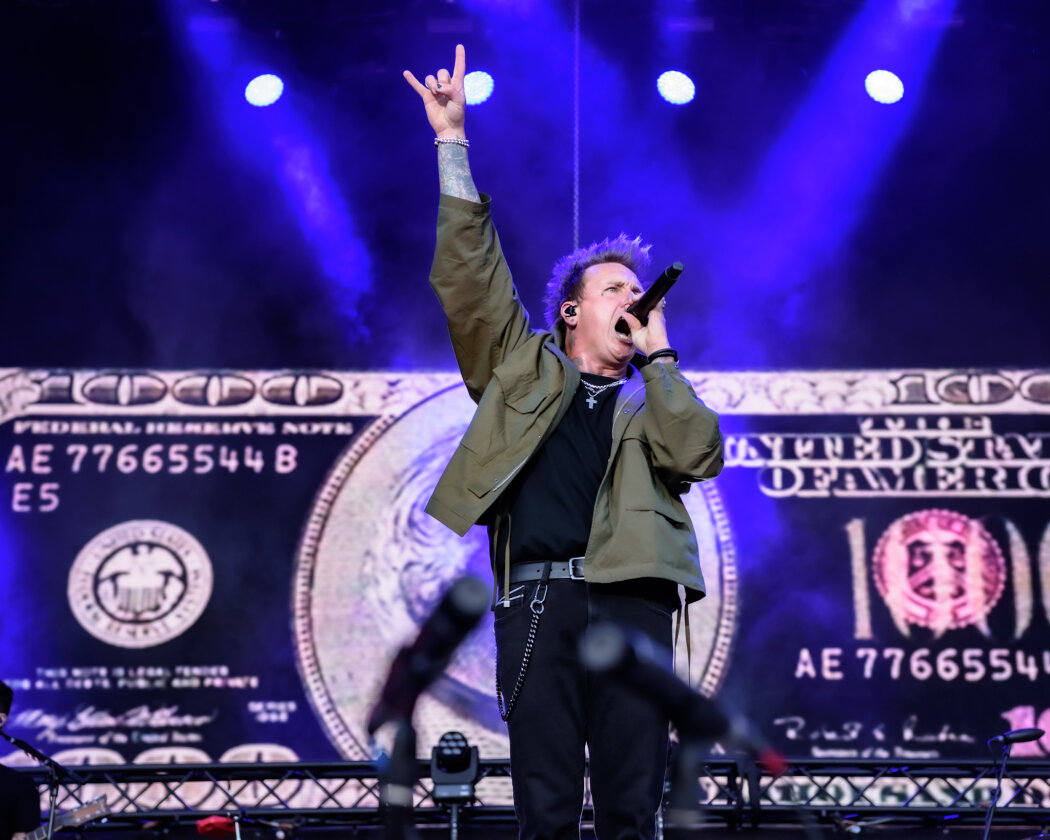 Strahlender Sonnenschein und 70.000 Parkrocker:innen feiern eine heiße Party mit Evanescence, Tenacious D, Kings Of Leon u.v.a. – Papa Roach.