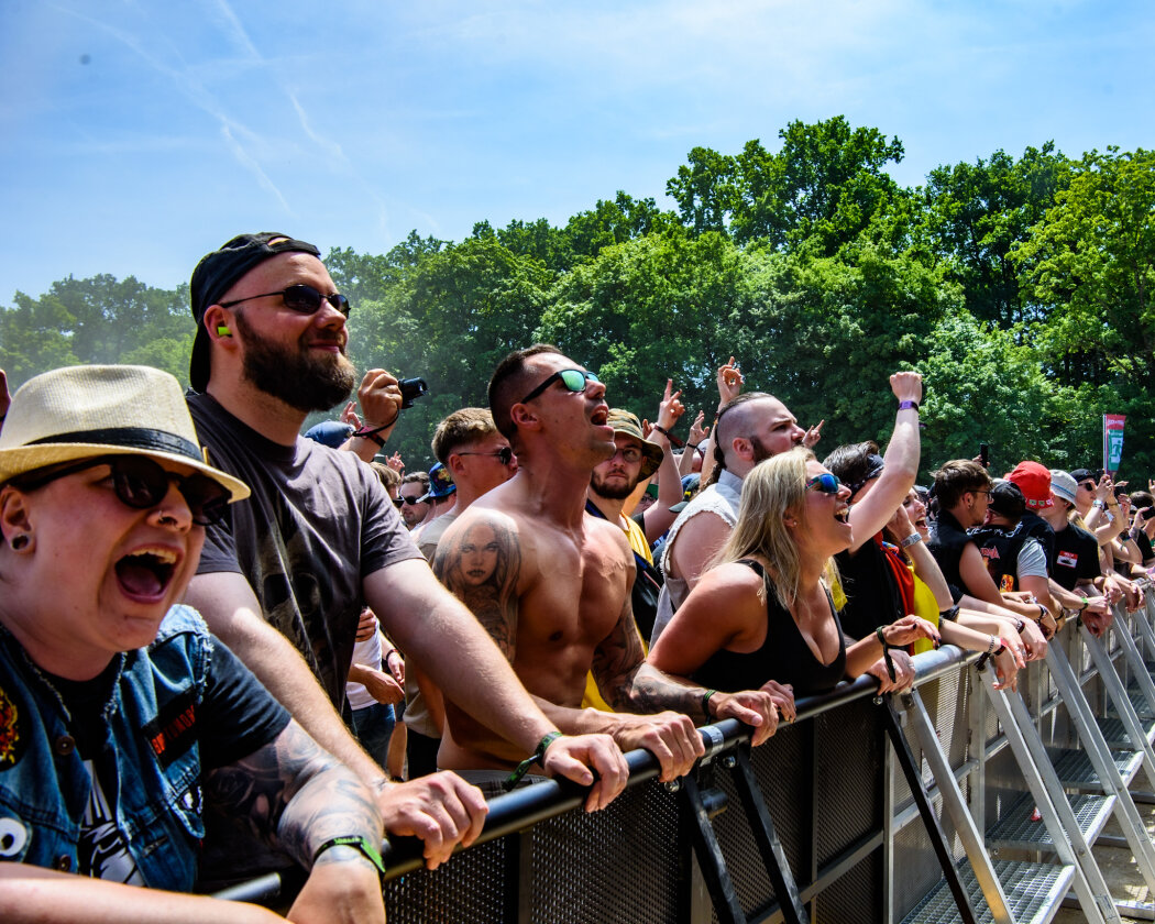 Strahlender Sonnenschein und 70.000 Parkrocker:innen feiern eine heiße Party mit Evanescence, Tenacious D, Kings Of Leon u.v.a. – Park-Fans.
