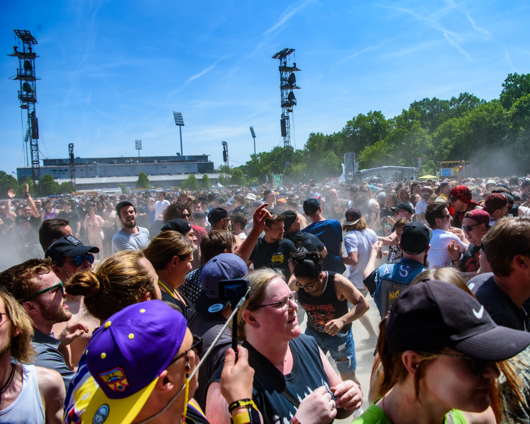 Strahlender Sonnenschein und 70.000 Parkrocker:innen feiern eine heiße Party mit Evanescence, Tenacious D, Kings Of Leon u.v.a. – Pogo!