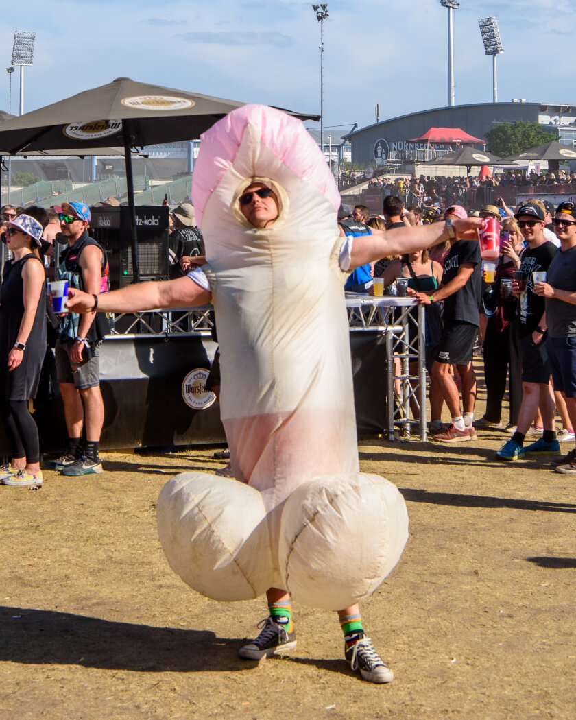 Strahlender Sonnenschein und 70.000 Parkrocker:innen feiern eine heiße Party mit Evanescence, Tenacious D, Kings Of Leon u.v.a. – Quotenglied.