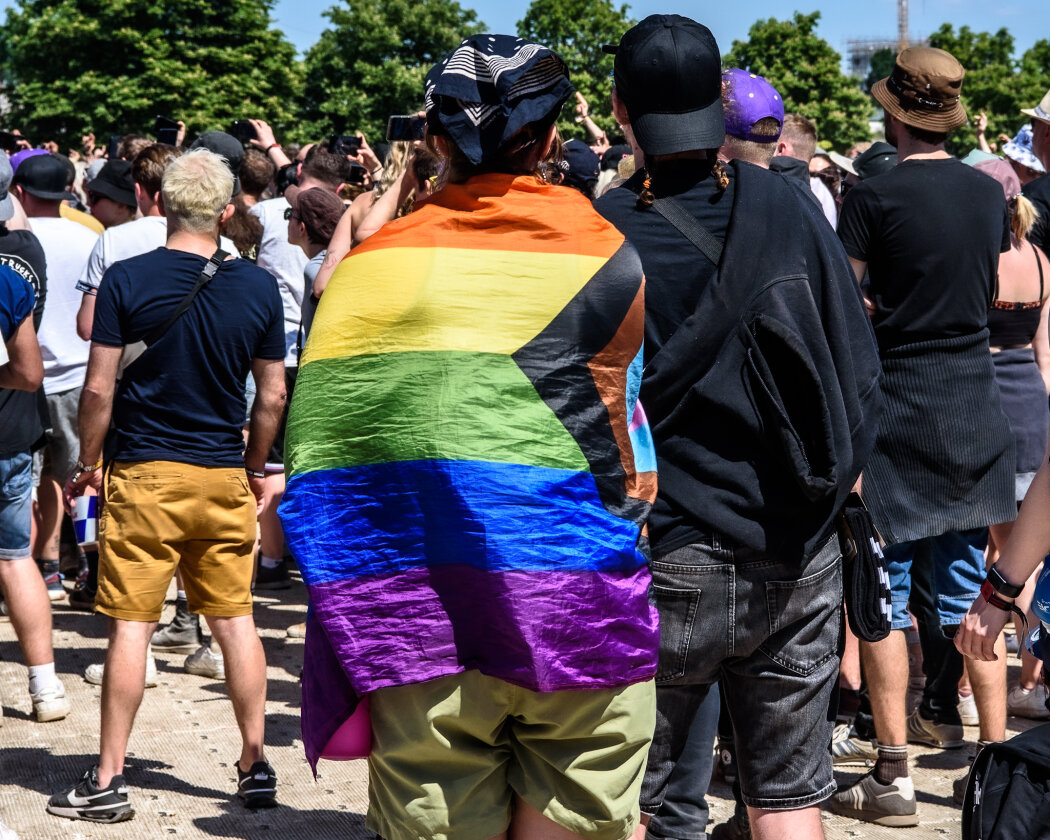 Strahlender Sonnenschein und 70.000 Parkrocker:innen feiern eine heiße Party mit Evanescence, Tenacious D, Kings Of Leon u.v.a. – Regenbogen.