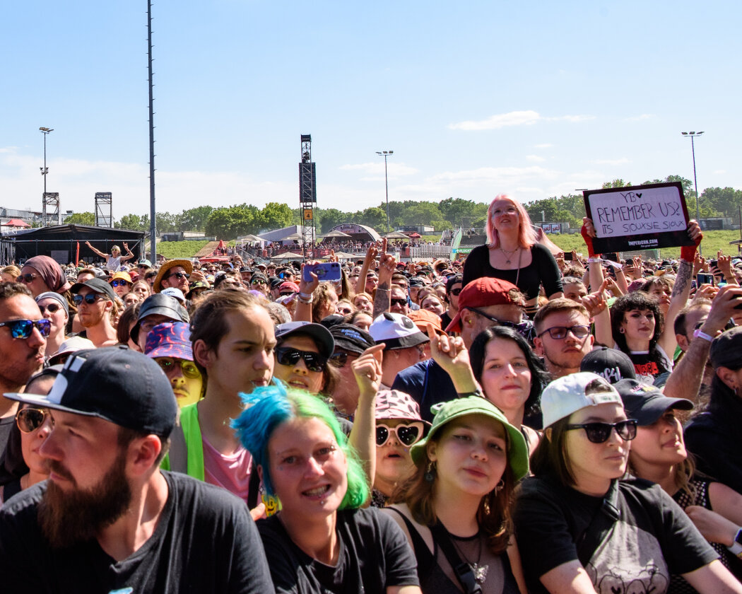 Strahlender Sonnenschein und 70.000 Parkrocker:innen feiern eine heiße Party mit Evanescence, Tenacious D, Kings Of Leon u.v.a. – Remember me? 