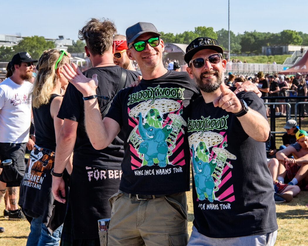 Strahlender Sonnenschein und 70.000 Parkrocker:innen feiern eine heiße Party mit Evanescence, Tenacious D, Kings Of Leon u.v.a. – Servus!