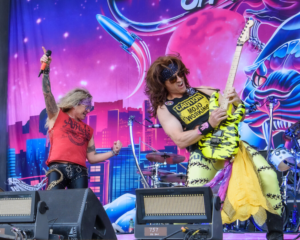 Strahlender Sonnenschein und 70.000 Parkrocker:innen feiern eine heiße Party mit Evanescence, Tenacious D, Kings Of Leon u.v.a. – Steel Panther.