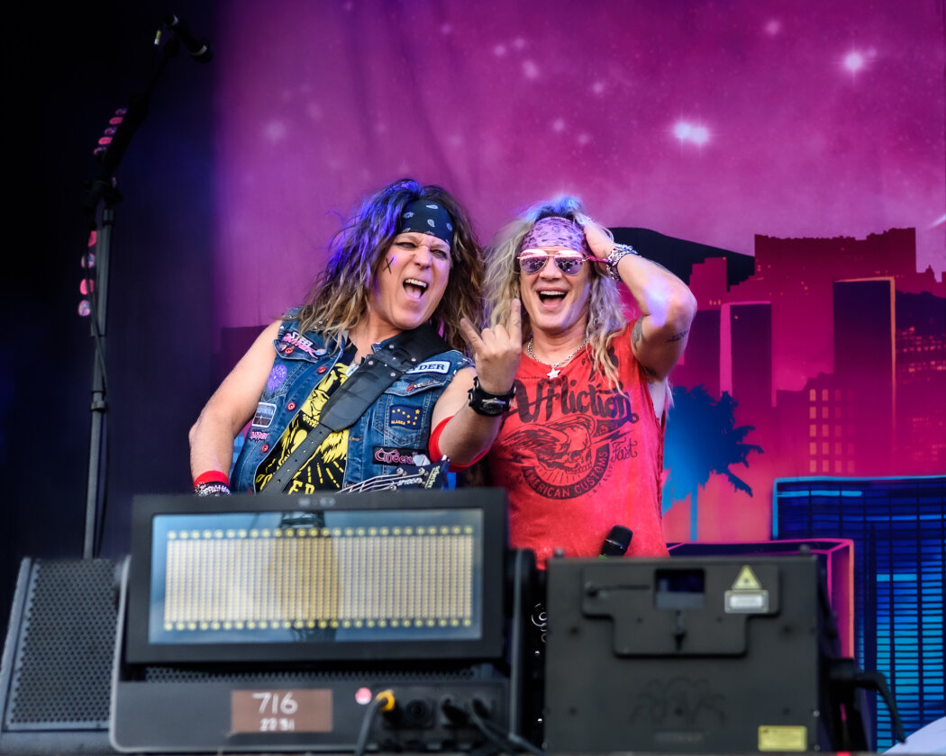 Strahlender Sonnenschein und 70.000 Parkrocker:innen feiern eine heiße Party mit Evanescence, Tenacious D, Kings Of Leon u.v.a. – Steel Panther.