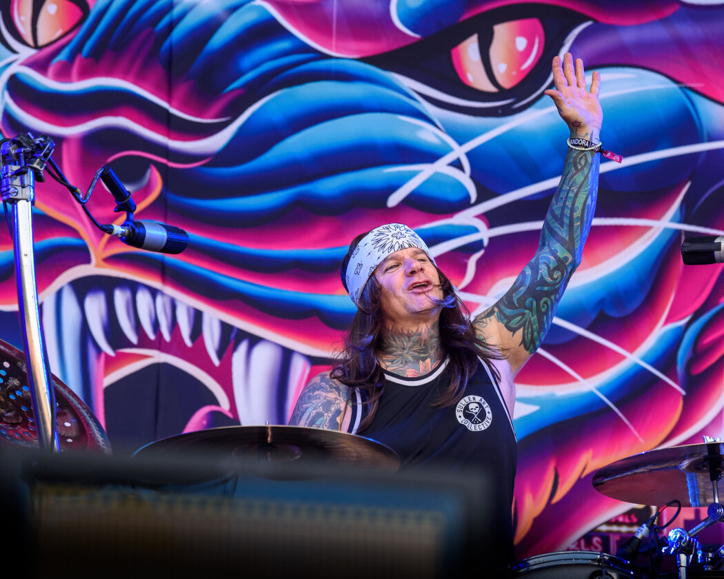 Strahlender Sonnenschein und 70.000 Parkrocker:innen feiern eine heiße Party mit Evanescence, Tenacious D, Kings Of Leon u.v.a. – Steel Panther.