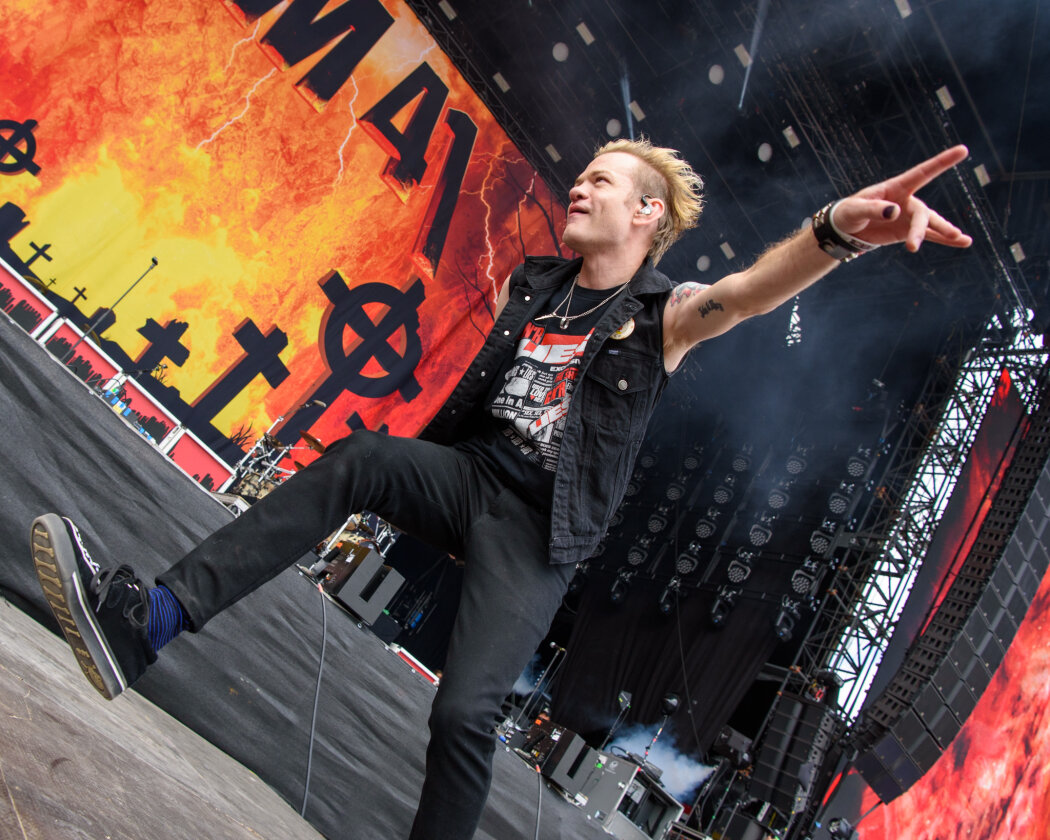 Strahlender Sonnenschein und 70.000 Parkrocker:innen feiern eine heiße Party mit Evanescence, Tenacious D, Kings Of Leon u.v.a. – Sum 41.