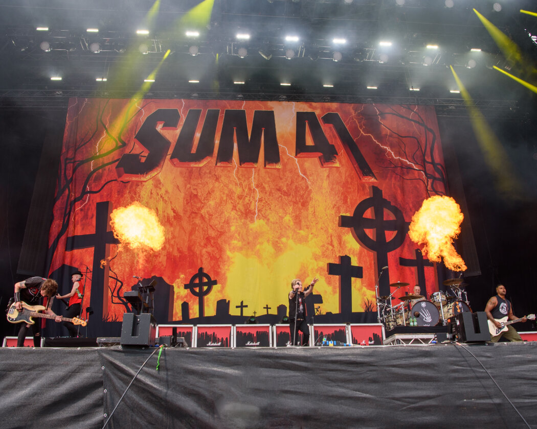 Strahlender Sonnenschein und 70.000 Parkrocker:innen feiern eine heiße Party mit Evanescence, Tenacious D, Kings Of Leon u.v.a. – Sum 41.