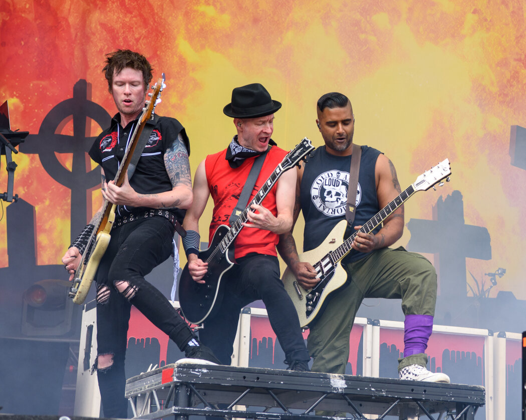 Strahlender Sonnenschein und 70.000 Parkrocker:innen feiern eine heiße Party mit Evanescence, Tenacious D, Kings Of Leon u.v.a. – Sum 41.