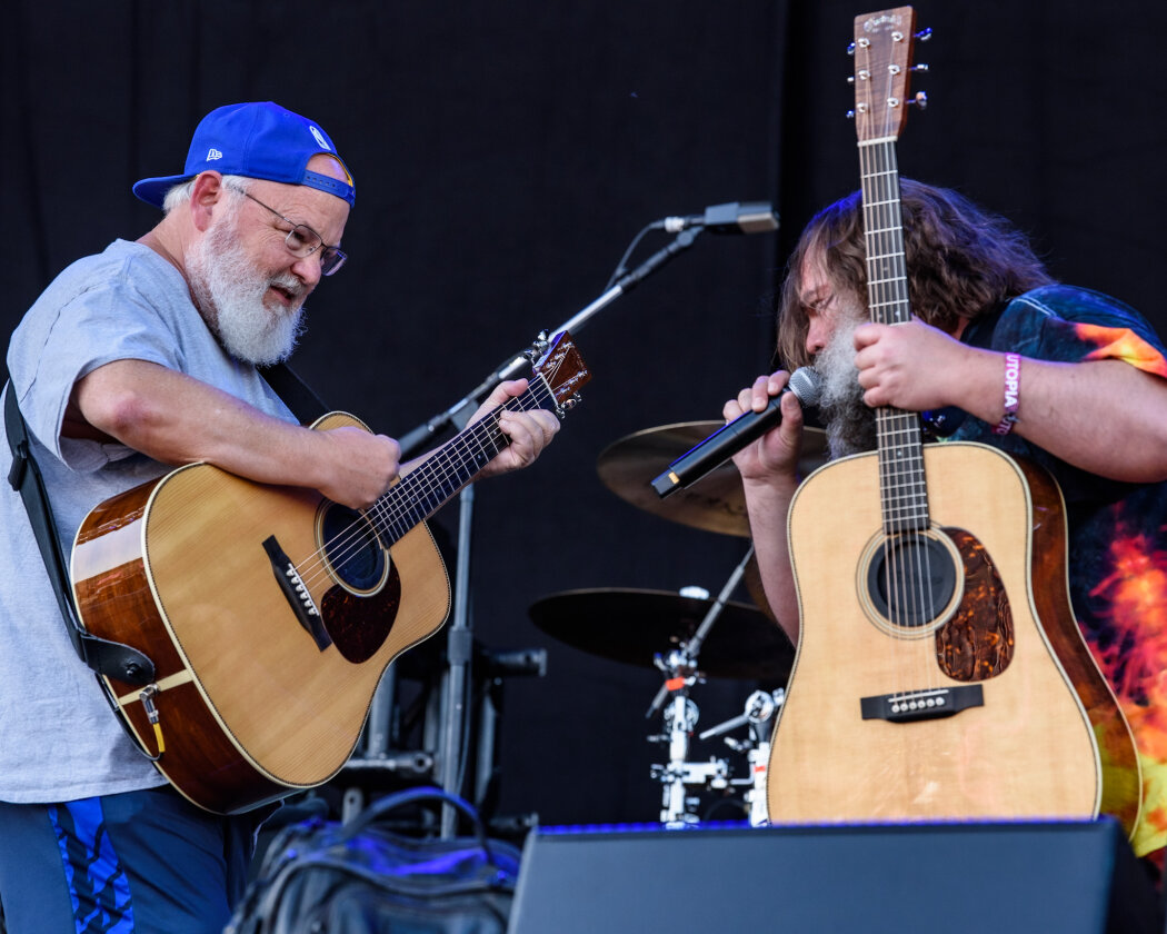 Strahlender Sonnenschein und 70.000 Parkrocker:innen feiern eine heiße Party mit Evanescence, Tenacious D, Kings Of Leon u.v.a. – Tenacious D.