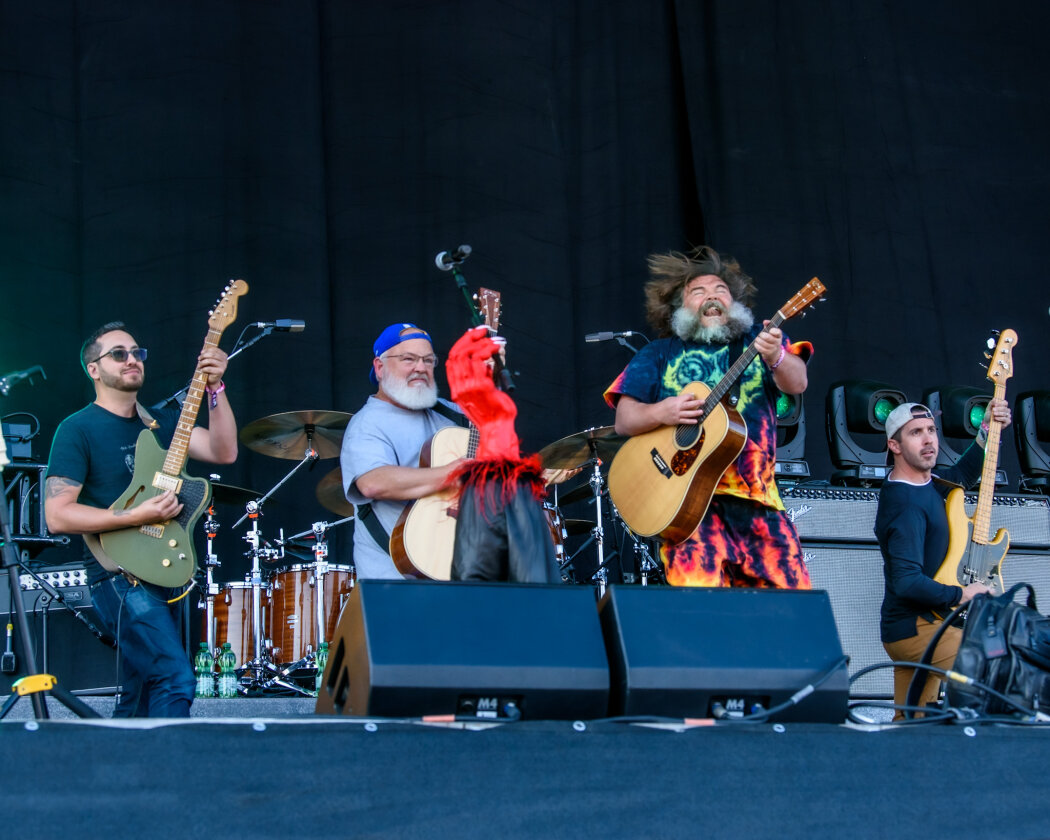 Strahlender Sonnenschein und 70.000 Parkrocker:innen feiern eine heiße Party mit Evanescence, Tenacious D, Kings Of Leon u.v.a. – Tenacious D.