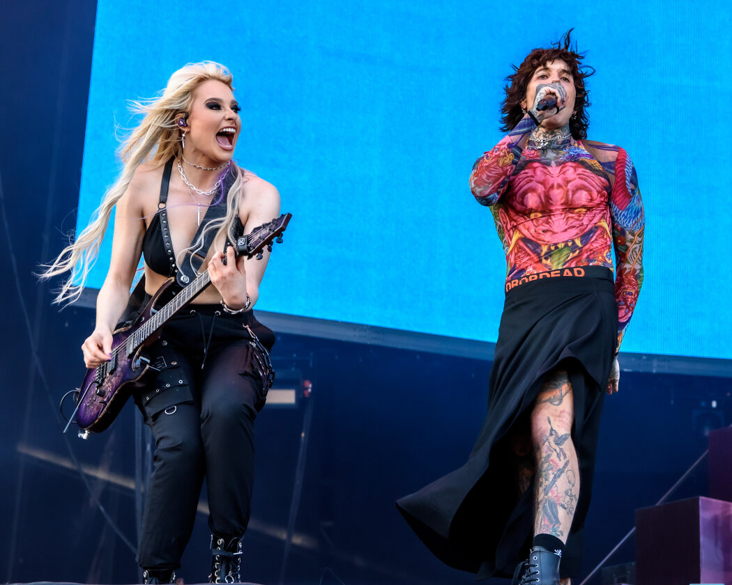 Strahlender Sonnenschein und 70.000 Parkrocker:innen feiern eine heiße Party mit Evanescence, Tenacious D, Kings Of Leon u.v.a. – Überraschungsgast bei Machine Gun Kelly: Oli Sykes