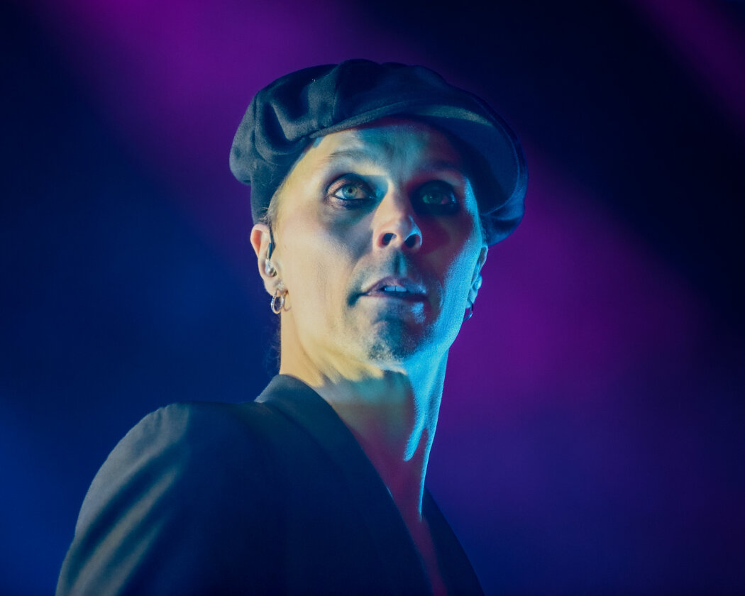 Strahlender Sonnenschein und 70.000 Parkrocker:innen feiern eine heiße Party mit Evanescence, Tenacious D, Kings Of Leon u.v.a. – Ville Valo.