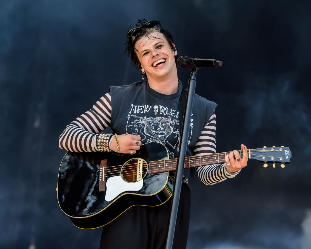 Strahlender Sonnenschein und 70.000 Parkrocker:innen feiern eine heiße Party mit Evanescence, Tenacious D, Kings Of Leon u.v.a. – Yungblud. 