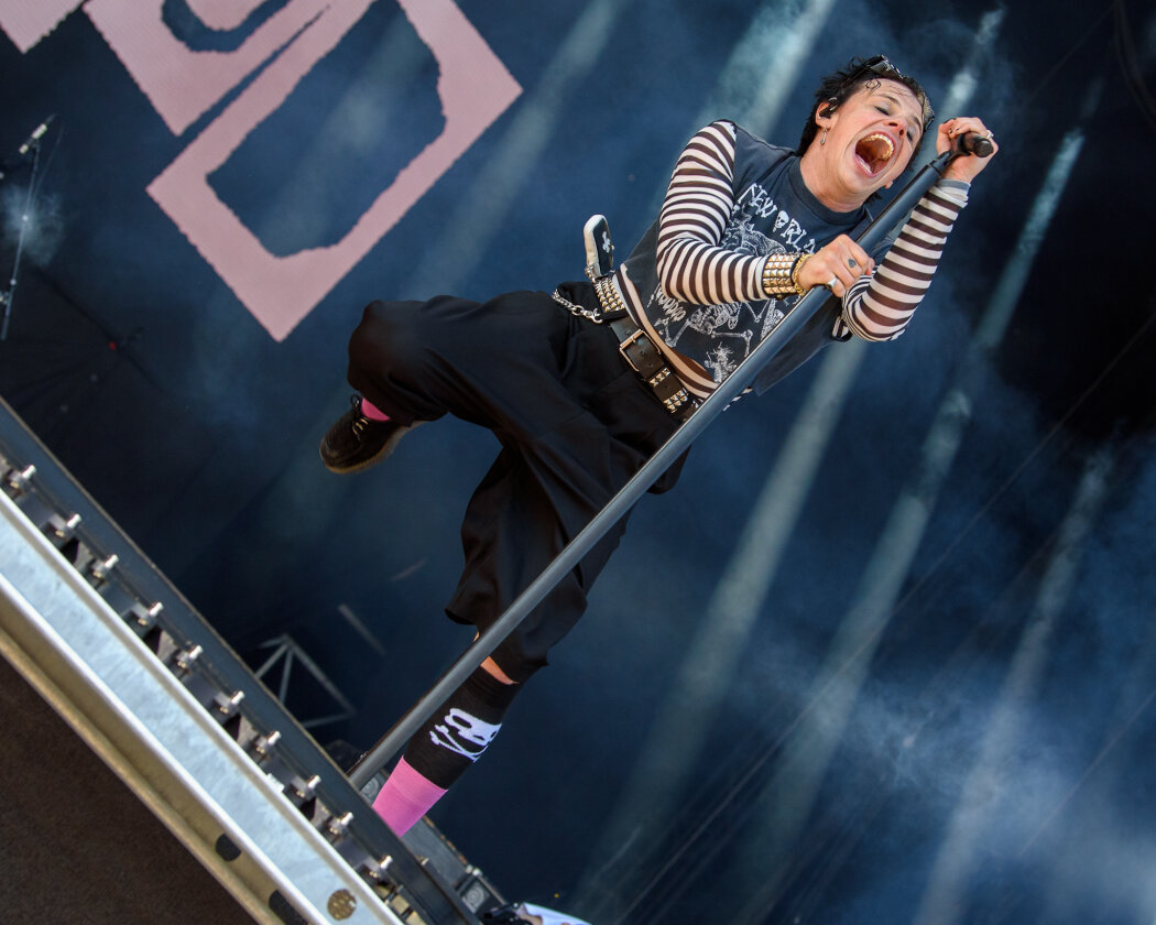 Strahlender Sonnenschein und 70.000 Parkrocker:innen feiern eine heiße Party mit Evanescence, Tenacious D, Kings Of Leon u.v.a. – Yungblud.