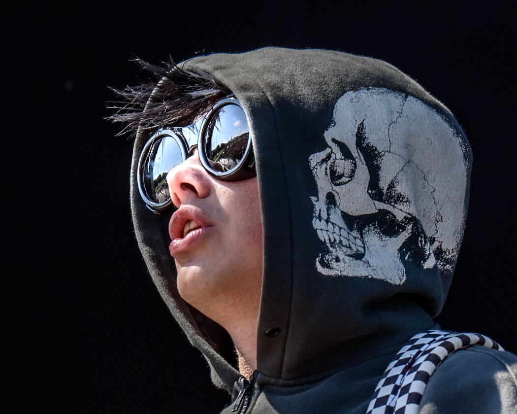Strahlender Sonnenschein und 70.000 Parkrocker:innen feiern eine heiße Party mit Evanescence, Tenacious D, Kings Of Leon u.v.a. – Yungblud.