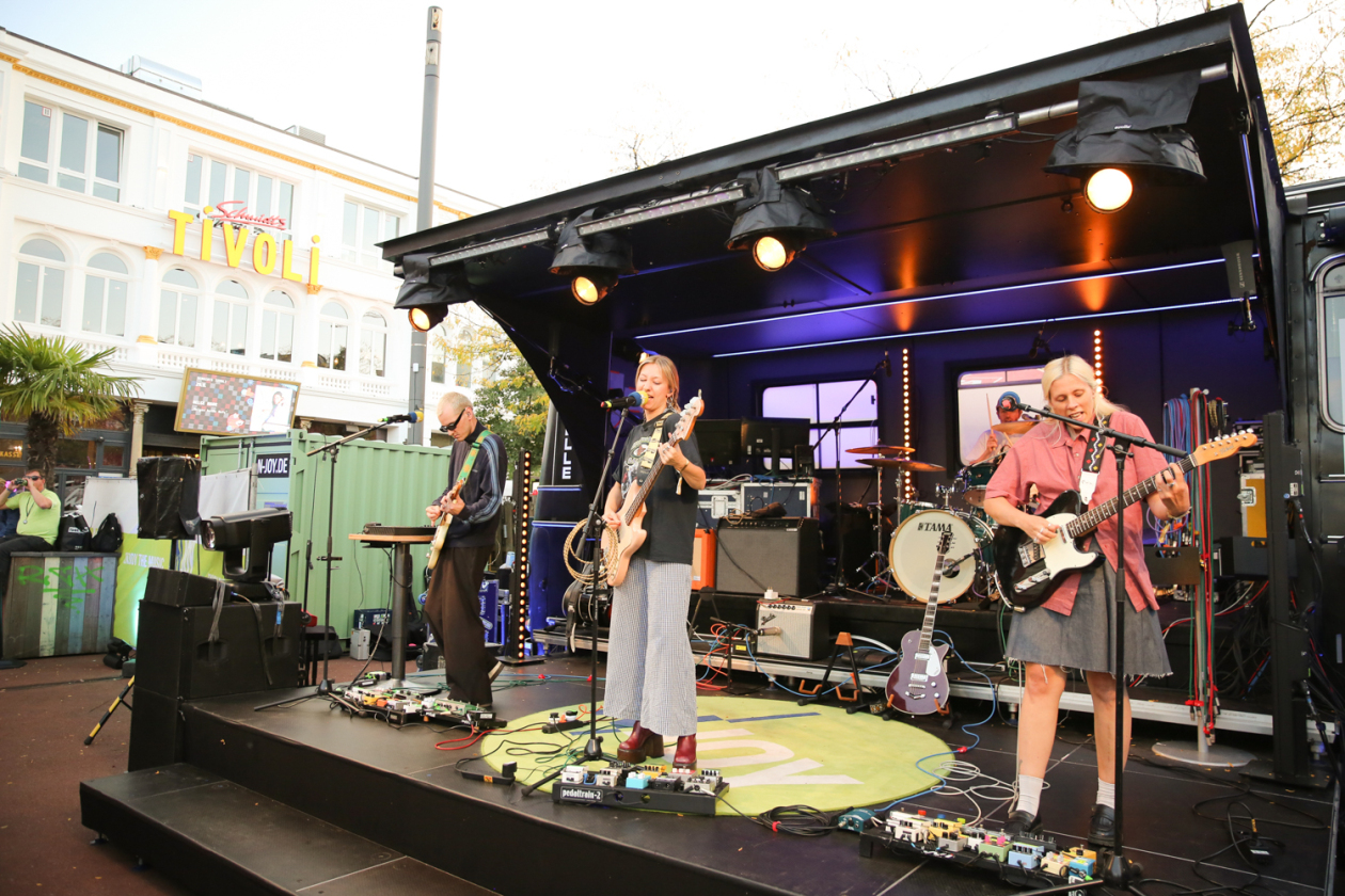 Vier Tage, 450 Bands aus 30 Nationen in über 70 Venues und 43.000 Fans. – Coach Party.