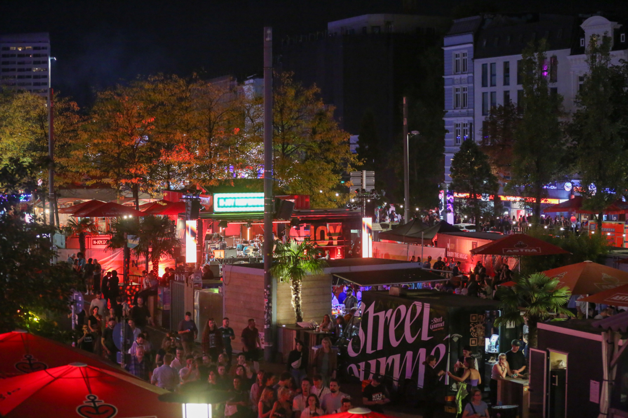 Vier Tage, 450 Bands aus 30 Nationen in über 70 Venues und 43.000 Fans. – Kiez bei Nacht.