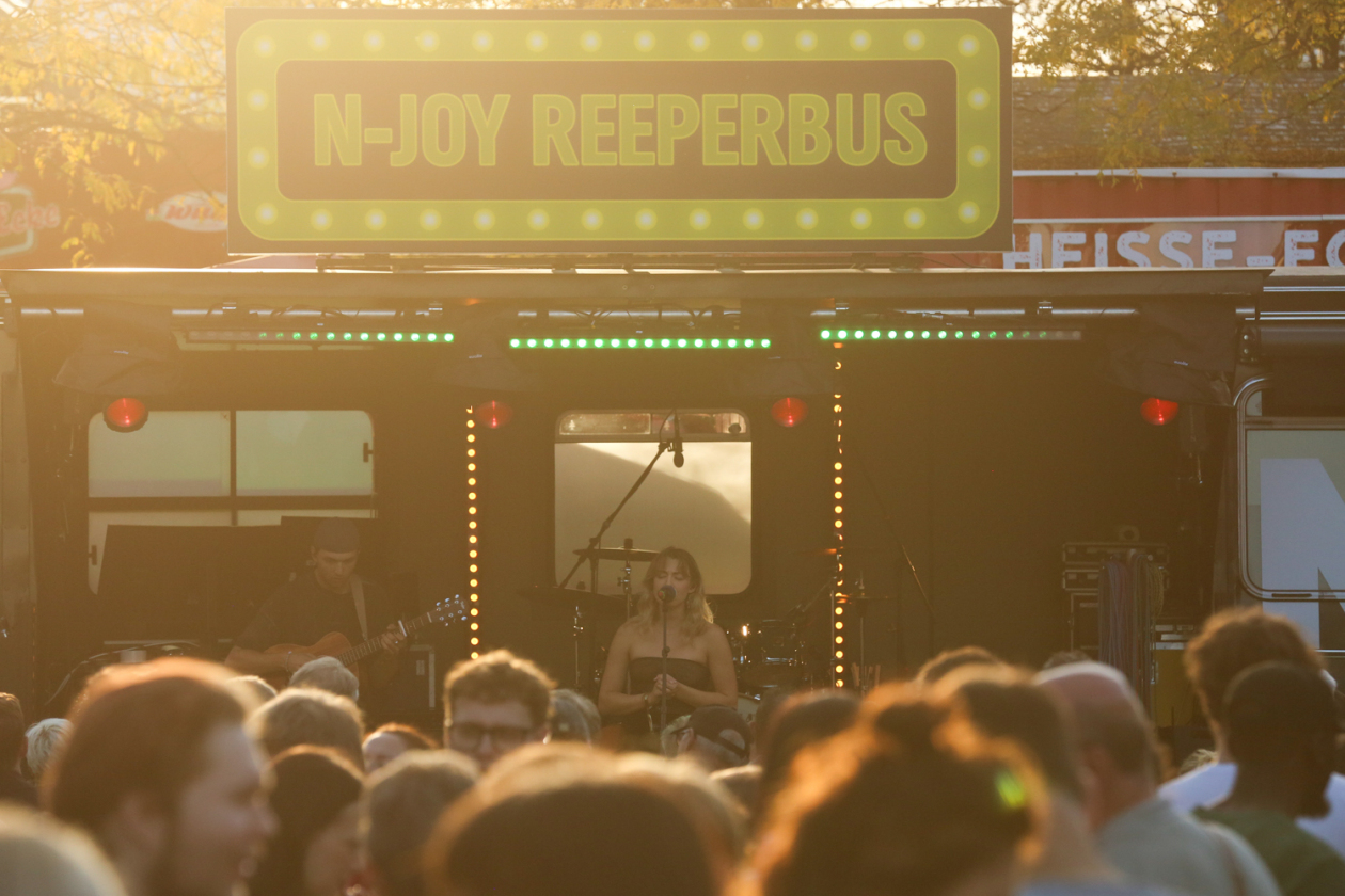 Vier Tage, 450 Bands aus 30 Nationen in über 70 Venues und 43.000 Fans. – Der Reeperbus.