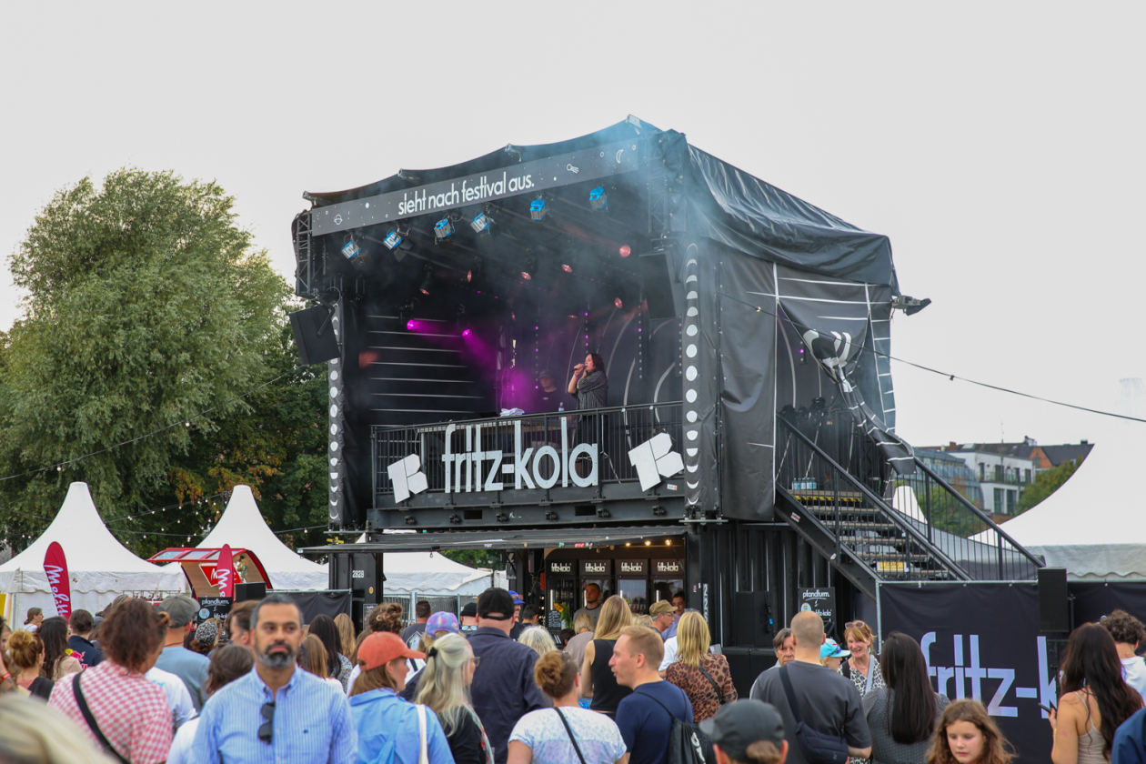Vier Tage, 450 Bands aus 30 Nationen in über 70 Venues und 43.000 Fans. – Festival Village.