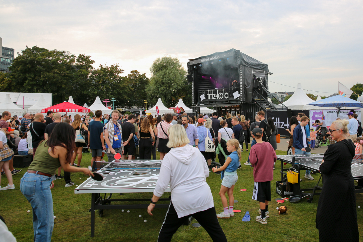 Vier Tage, 450 Bands aus 30 Nationen in über 70 Venues und 43.000 Fans. – Festival Village.