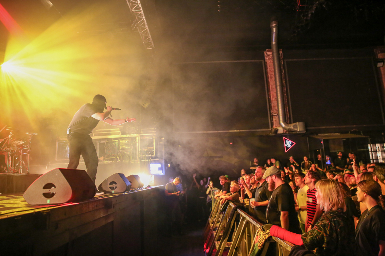 Vier Tage, 450 Bands aus 30 Nationen in über 70 Venues und 43.000 Fans. – Waving The Guns.