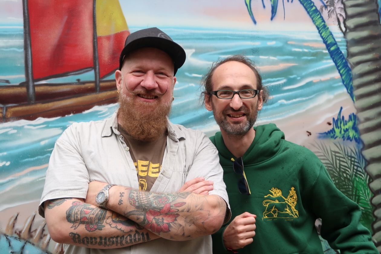 Die niedersächsische Kleinstadt Bersenbrück verwandelt sich seit über 30 Jahren in einen afrokaribischen Hotspot. – Dr. Ring-Ding und Philipp.