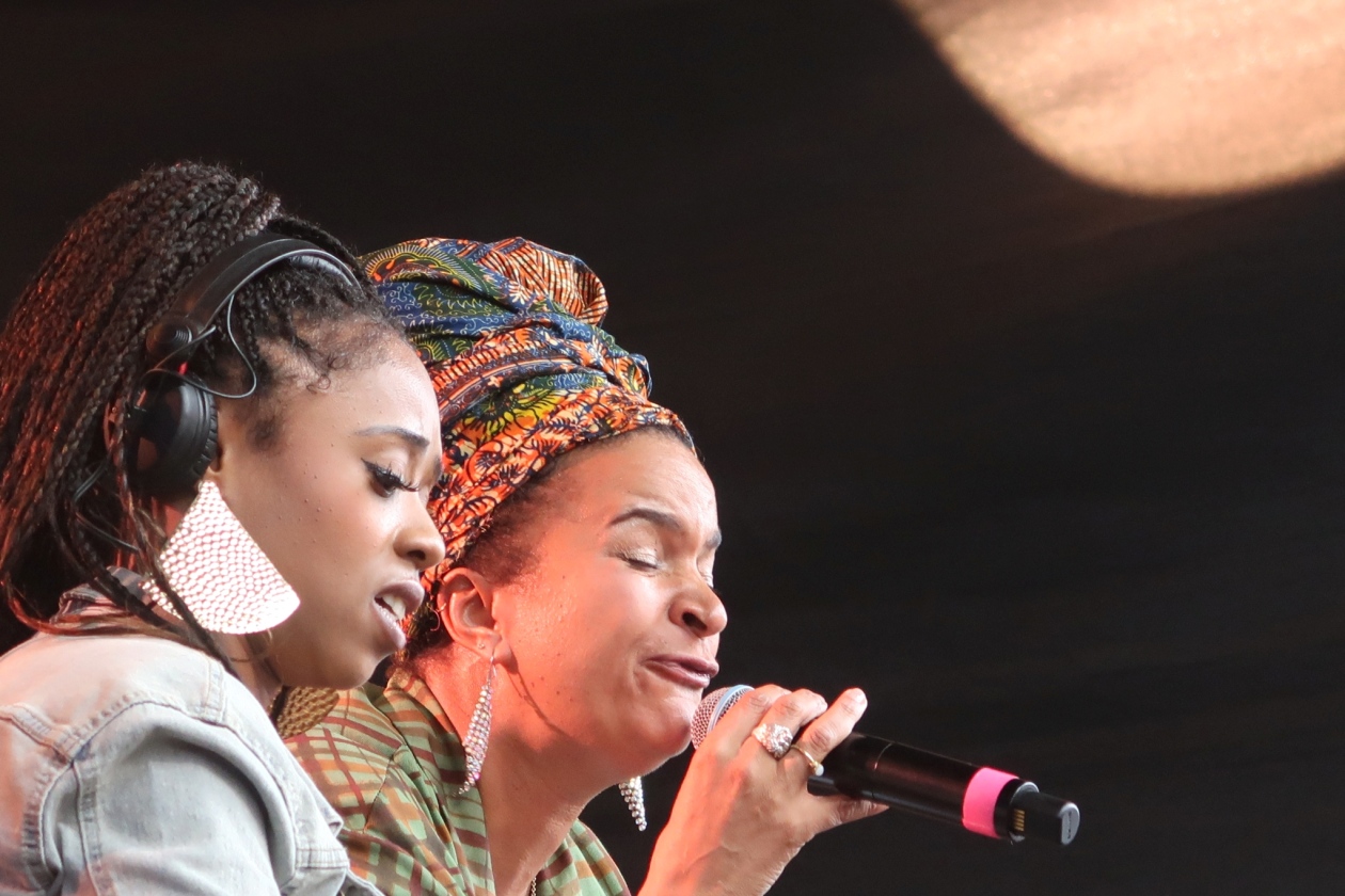 Die niedersächsische Kleinstadt Bersenbrück verwandelt sich seit über 30 Jahren in einen afrokaribischen Hotspot. – Samora und Zoe Mazah.