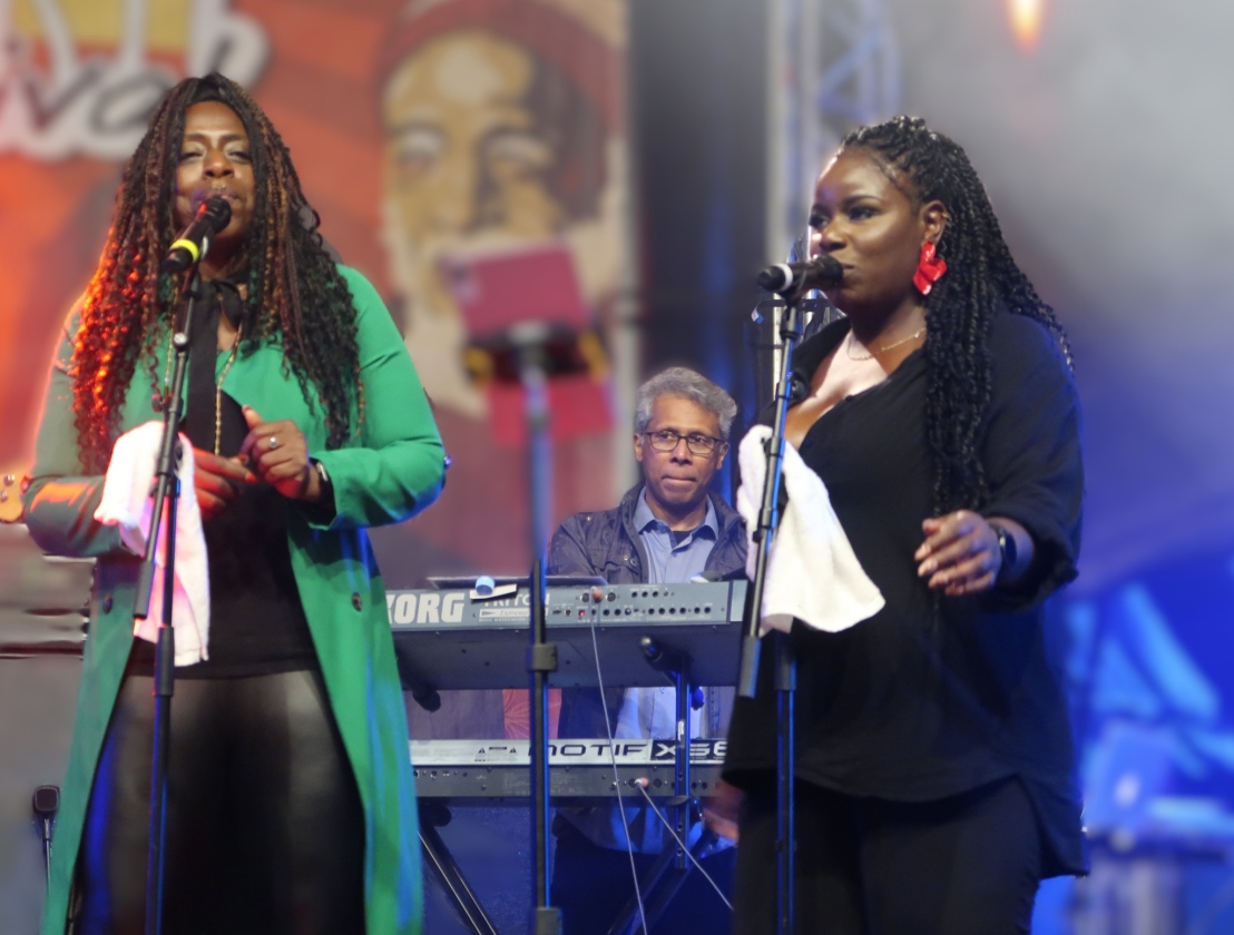 Die niedersächsische Kleinstadt Bersenbrück verwandelt sich seit über 30 Jahren in einen afrokaribischen Hotspot. – Super Background-Vocals.