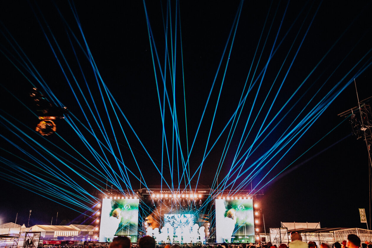 Rock am Ring läuft: Die Ärzte, Queens Of The Stone Age, Green Day, Kerry King u.v.a. schlagen auf. – Beartooth mit Laser ... 