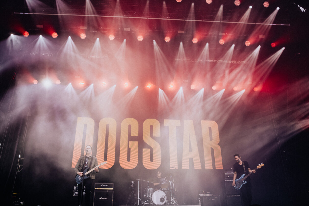 Rock am Ring läuft: Die Ärzte, Queens Of The Stone Age, Green Day, Kerry King u.v.a. schlagen auf. – Dogstar.