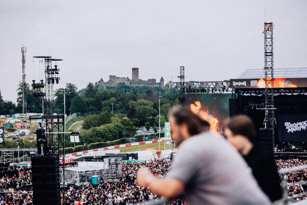 Rock am Ring läuft: Die Ärzte, Queens Of The Stone Age, Green Day, Kerry King u.v.a. schlagen auf. – Festival vor ikonischer Kulisse. Die Nürburg.