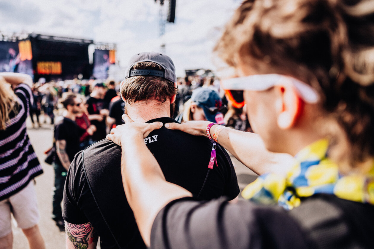 Rock am Ring läuft: Die Ärzte, Queens Of The Stone Age, Green Day, Kerry King u.v.a. schlagen auf. – ... Massage ...