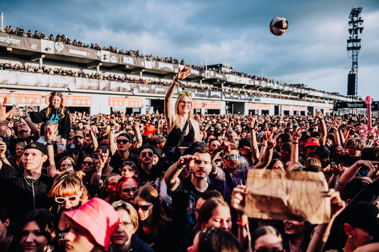 Rock am Ring läuft: Die Ärzte, Queens Of The Stone Age, Green Day, Kerry King u.v.a. schlagen auf. – Die Menge und die ikonische Boxengasse.