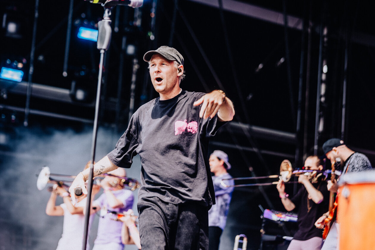 Rock am Ring läuft: Die Ärzte, Queens Of The Stone Age, Green Day, Kerry King u.v.a. schlagen auf. – Querbeat starten als Erste durch.