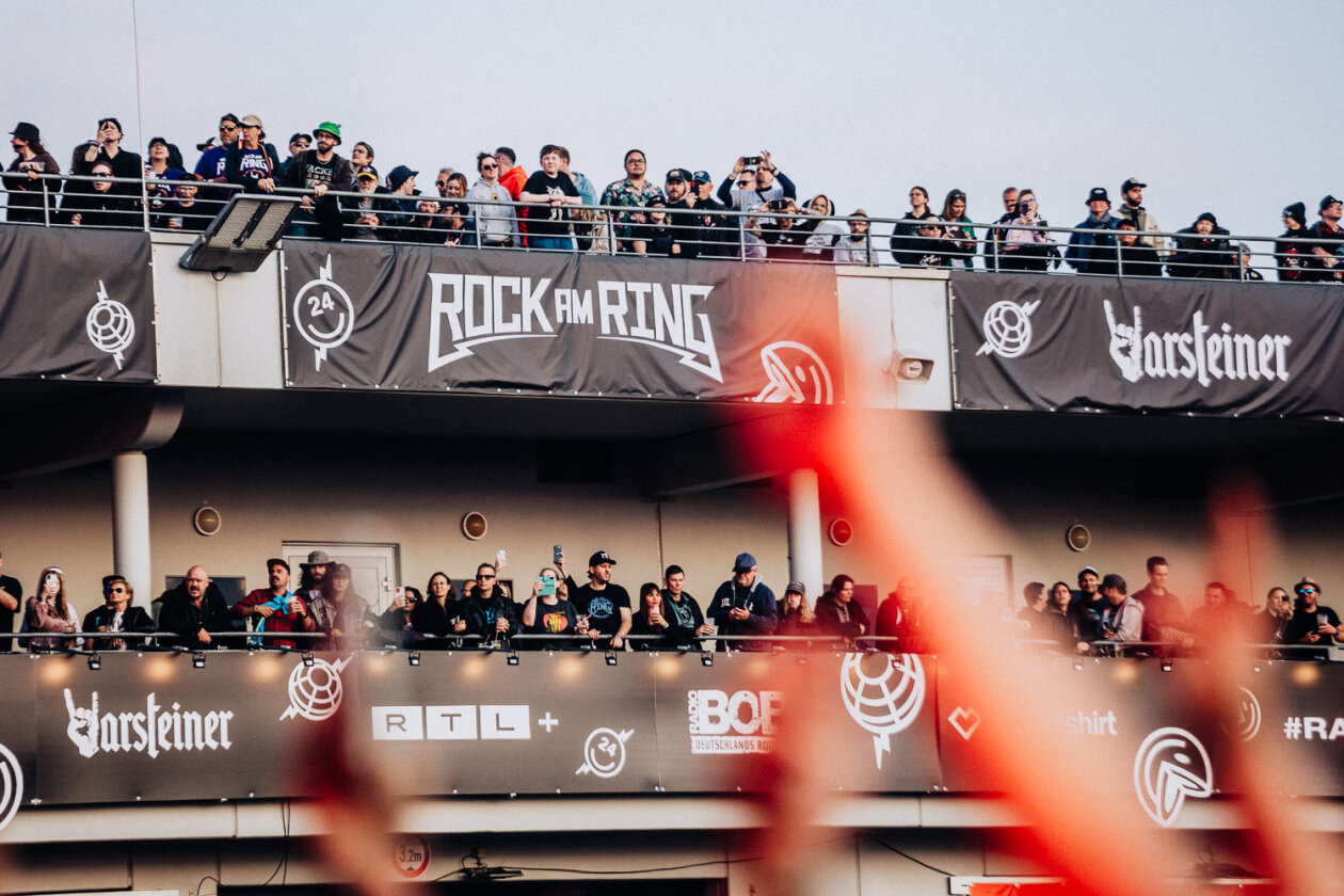 Rock am Ring läuft: Die Ärzte, Queens Of The Stone Age, Green Day, Kerry King u.v.a. schlagen auf. – Schei ... schöne Tribüne!